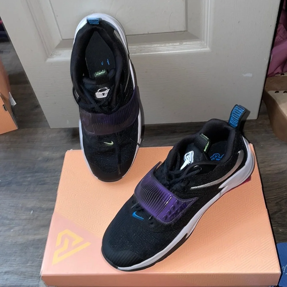 Nike Freak GS 3 EUC Size 7 Youth. Runs a little big like a women’s size 8/12